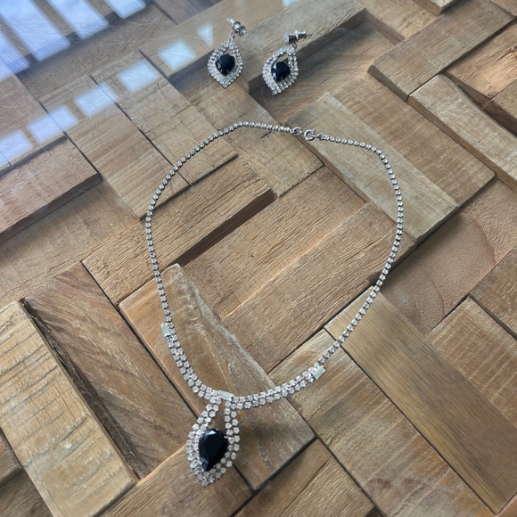 Free People 💗 necklace and earrings rhinestone and crystal set - Picture 7 of 7